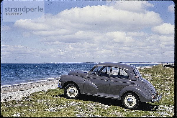 Morris Minor geparkt an der Strandpromenade  Traeth Llanddwyn  Anglesey  Nordwales  1962. Schöpfer: Norman Barnard.