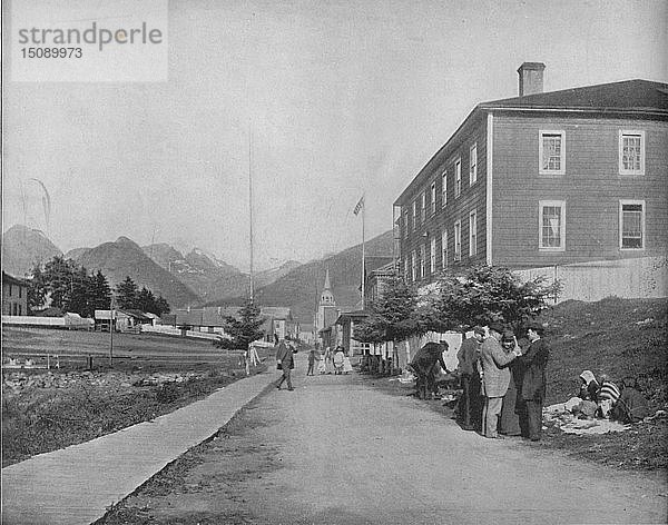 Eine Straße in Sitka  Alaska   um 1897. Schöpfer: Unbekannt.