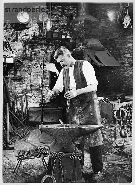 Herr Jefferies bei der Arbeit in der Schmiede  Southrop  Cotswolds  Gloucestershire  1938. Schöpfer: Sydney Alfred Pitcher.