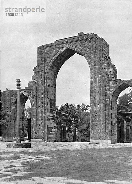 Delhi. Tor der Kutub-Moschee'  um 1910. Schöpfer: Unbekannt.