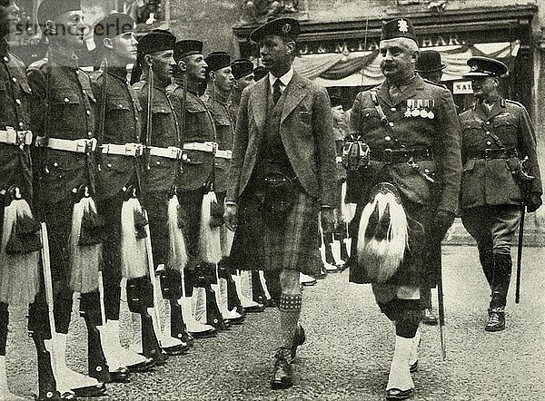 Seine Majestät inspiziert die Ehrenwache der Black Watch in Perth im August 1935. Schöpfer: Unbekannt.