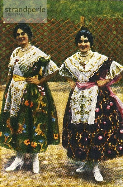 Spanische Frauen in Tracht  um 1928. Schöpfer: Unbekannt.
