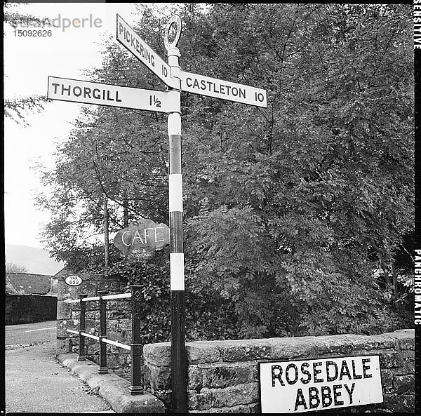 Straßenschild  Rosedale Abbey  Ryedale  North Yorkshire  1967. Schöpfer: Eileen Deste.