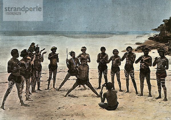 'Nouvelle-Guinee. Danse Des Papous Barioles   (Papua-Neuguinea. Stammestanz der Papua)  1900. Schöpfer: Unbekannt.