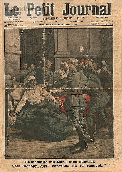Ein Verwundeter versucht  aufzustehen  um seine Medaille zu erhalten  1915. Schöpfer: Unbekannt.