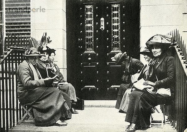 Suffragetten warten vor der Tür von Sir Edward Carsons Londoner Haus  6. April 1914  (1947). Schöpfer: Unbekannt.