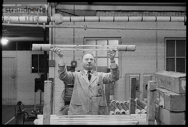 Arbeiter der Wear Flint Glass Works  Alfred Street  Millfield  Sunderland  1961. Schöpfer: Eileen Deste.
