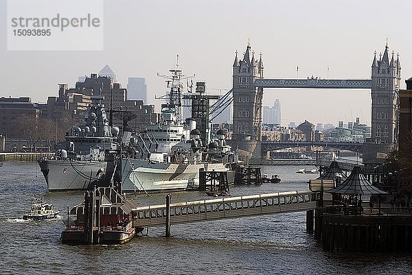 Tower Bridge und Schiffe  2013. Schöpfer: Ethel Davies.