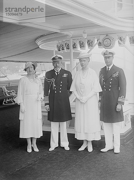 König Georg V.  Königin Mary  der Herzog und die Herzogin von York an Bord der HMY Victoria and Albert  1935. Schöpfer: Kirk & Sons aus Cowes.