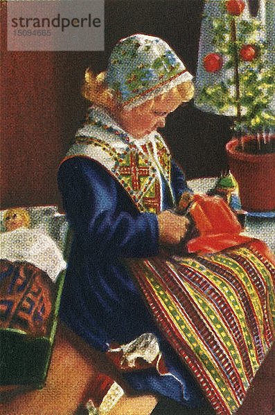 Schwedisches Mädchen spielt mit Puppen  um 1928. Schöpfer: Unbekannt.