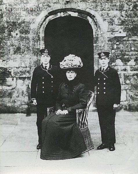 Die Prinzessin von Wales mit Prinz Edward und Prinz Albert  Barton Manor  Isle of Wight  1909. Schöpfer: Kirk & Söhne aus Cowes.