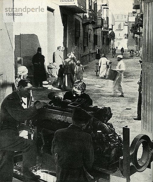 Verstreut in den Seitenstraßen von Kairo gibt es eine ganze kleine Industrie ...c1942-1943  (1945). Schöpfer: Unbekannt.