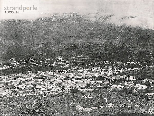 Gesamtansicht des in Dunst gehüllten Tafelbergs  Kapstadt  Südafrika  1895. Schöpfer: Unbekannt.
