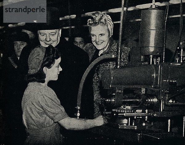 Inspektionsrundgang in einer Rüstungsfabrik   1940er Jahre  (1945). Schöpfer: Unbekannt.