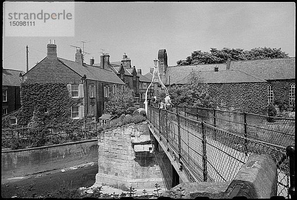 Die alte Brücke und die Fußgängerbrücke  Chantry Place  Morpeth  Northumberland  um 1955 bis 1980. Schöpfer: Ursula Clark.