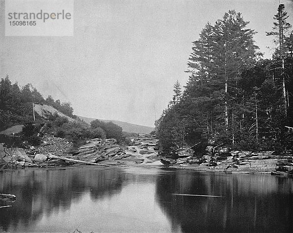Am Fluss Ammonoosuc  White Mountains  New Hampshire   um 1897. Schöpfer: Unbekannt.