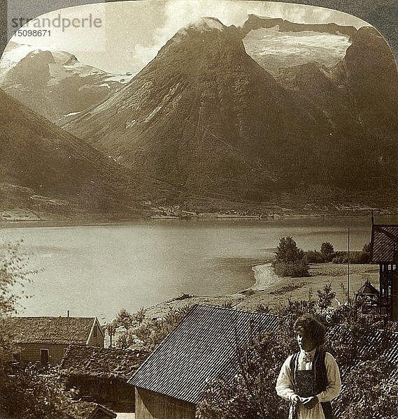 Blick von Hjelle über den ruhigen Strynns-See zu den steilen Gletschern des Skaala  Norwegen   um 1905. Schöpfer: Unbekannt.