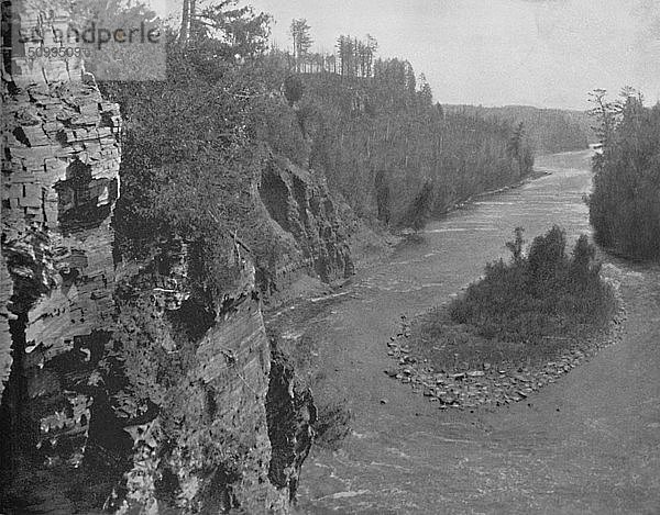 Kaministiquia-Fluss  unterhalb der Kakabeka-Fälle   um 1897. Schöpfer: Unbekannt.
