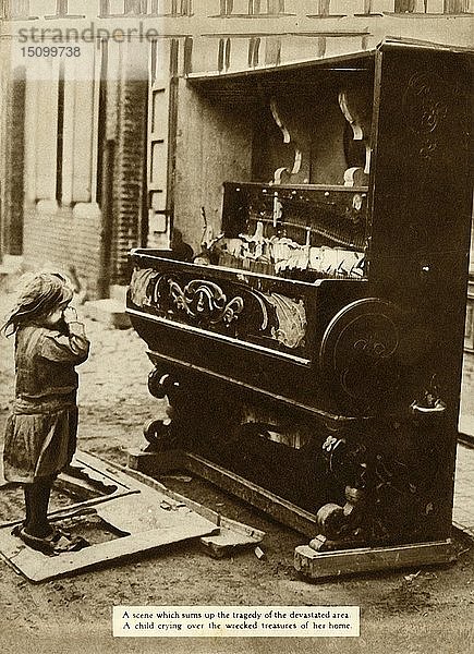 Kind mit beschädigtem Klavier  nachdem ein Luftangriff es obdachlos gemacht hat  Erster Weltkrieg  1918  (1935). Schöpfer: Unbekannt.