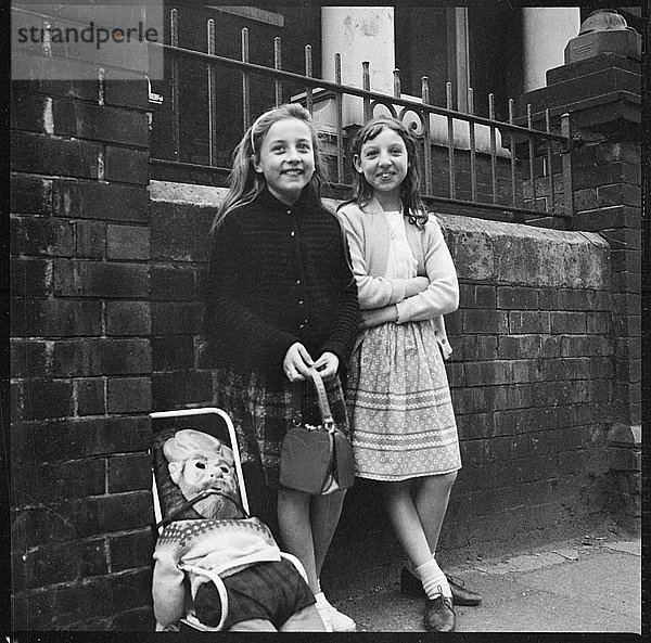 Zwei Mädchen sammeln Pennys für den Mann   Westport Road  Burslem  Stoke-on-Trent  1965-1968. Schöpfer: Eileen Deste.