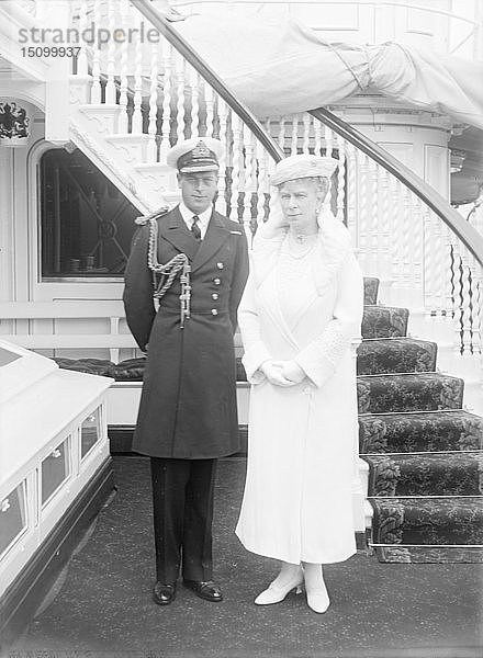 Prinz George und Queen Mary an Bord der HMY Victoria and Albert   um 1933. Schöpfer: Kirk & Söhne aus Cowes.