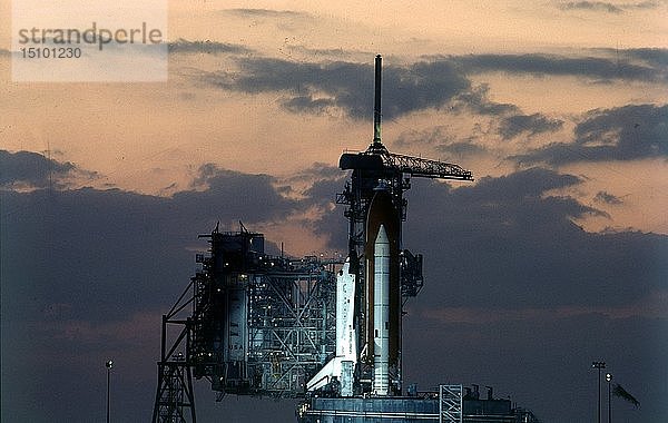 Space Shuttle auf der Startrampe  Kennedy Space Center  Merritt Island  Florida  USA  1980er Jahre. Schöpfer: NASA.