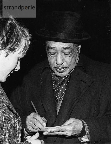 Duke Ellington bei seiner Autogrammstunde  um 1962. Schöpfer: Brian Foskett.