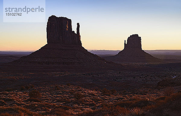 Buttes bei Sonnenuntergang im Monument Valley  Arizona  USA