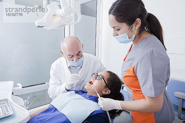 Teenager-Mädchen bei der Zahnreinigung