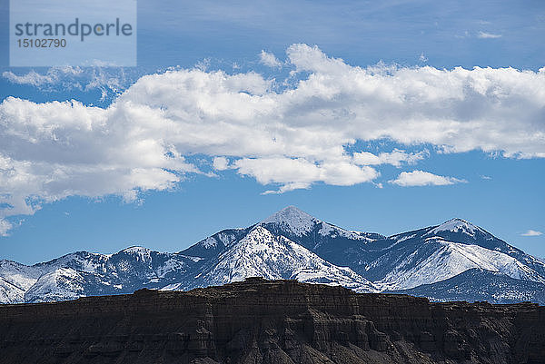 Felsformationen und Berglandschaft im Capitol Reef National Park  USA