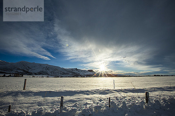 Schneefeld und Berg bei Sonnenaufgang in Picabo  Idaho