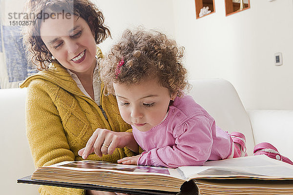 Mutter und Tochter lesen Bilderbuch