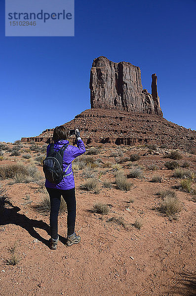 Frau beim Fotografieren eines Felsens im Monument Valley  Arizona  USA