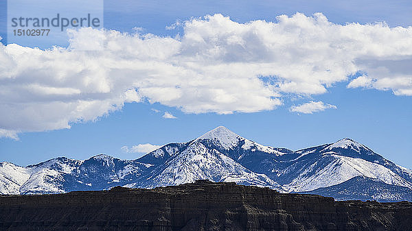 Felsformationen und Berglandschaft im Capitol Reef National Park  USA