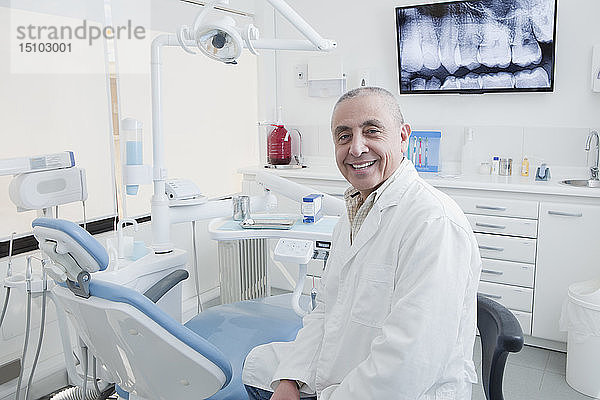 Lächelnder Zahnarzt in der Zahnarztpraxis