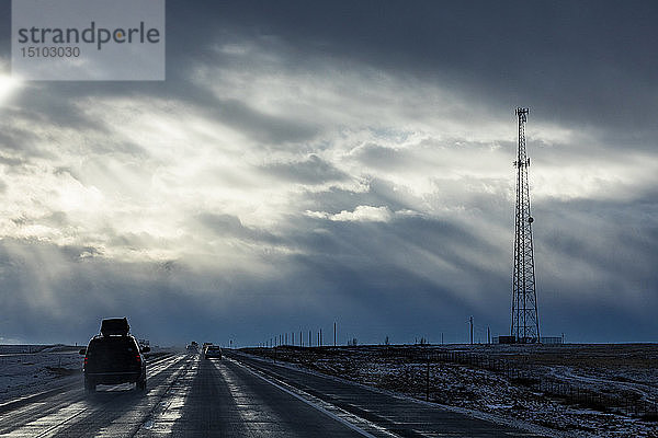 Landstraße mit Schnee unter bedecktem Himmel