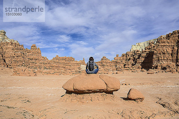 Frau sitzt auf einem Felsen im Goblin Valley State Park  Utah  USA