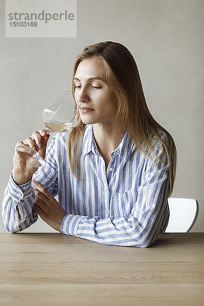 Junge Frau mit einem Glas Weißwein