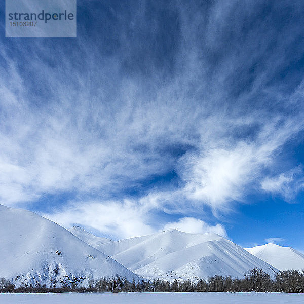 Schneebedeckte Berge unter Wolken in Sun Valley  Idaho  USA