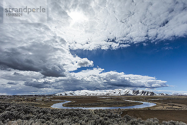 Fluss und Berge unter Wolken in Picabo  Idaho