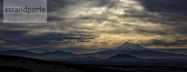 Mount Shasta bei Sonnenuntergang in Kalifornien  USA