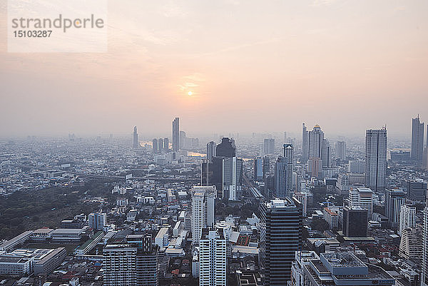 Stadtbild bei Sonnenuntergang in Bangkok  Thailand