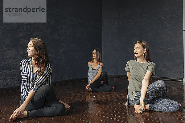 Frauen beim Yogaunterricht