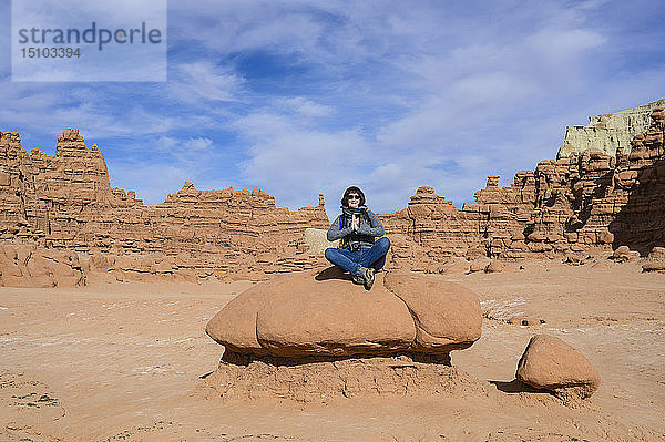 Frau meditiert auf einem Felsen im Goblin Valley State Park  Utah  USA