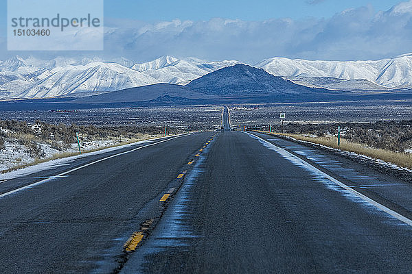 Straße zu schneebedeckten Bergen in Sun Valley  Idaho  USA