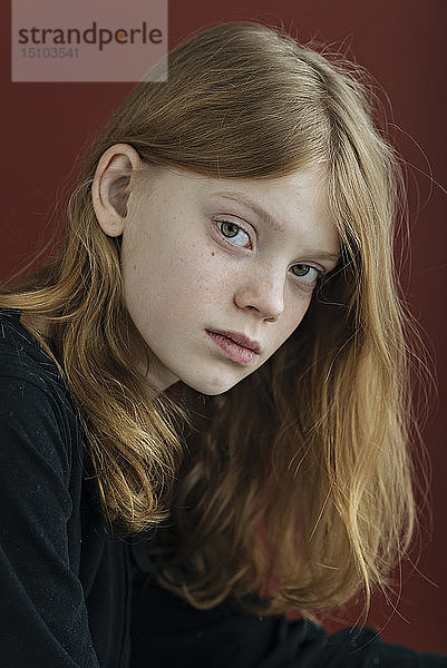 Porträt eines Mädchens mit blondem Haar