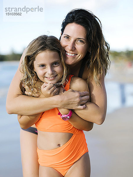 Frau mit ihrer Tochter am Strand