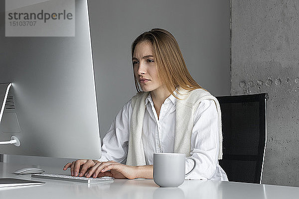 Geschäftsfrau  die konzentriert am Computer arbeitet