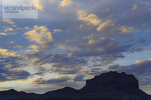 Silhouette von Felsformationen unter Wolken bei Sonnenuntergang im Goblin Valley State Park  Utah  USA