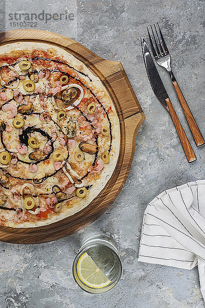 Pizza mit Oliven und Soßenwirbel